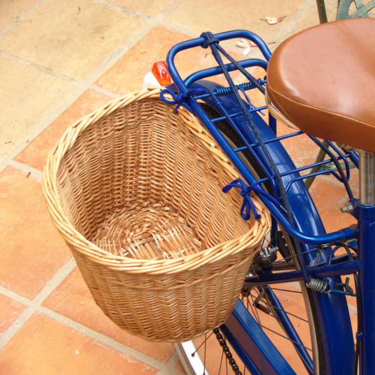 Cesta de bicicleta em vime natural