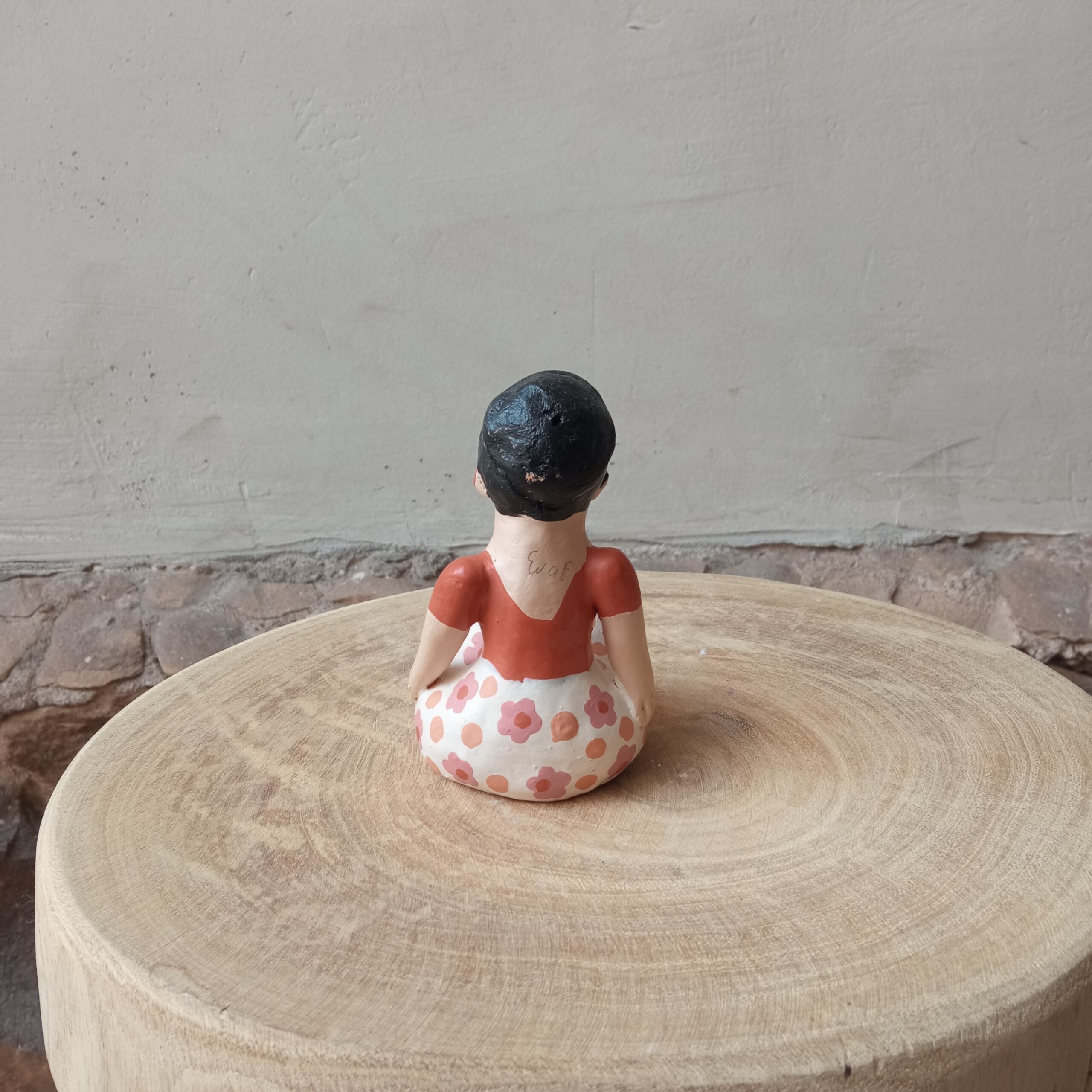 Boneca Sentada Cerâmica Coqueiro Campo - Vale do Jequitinhonha - Imagem 4