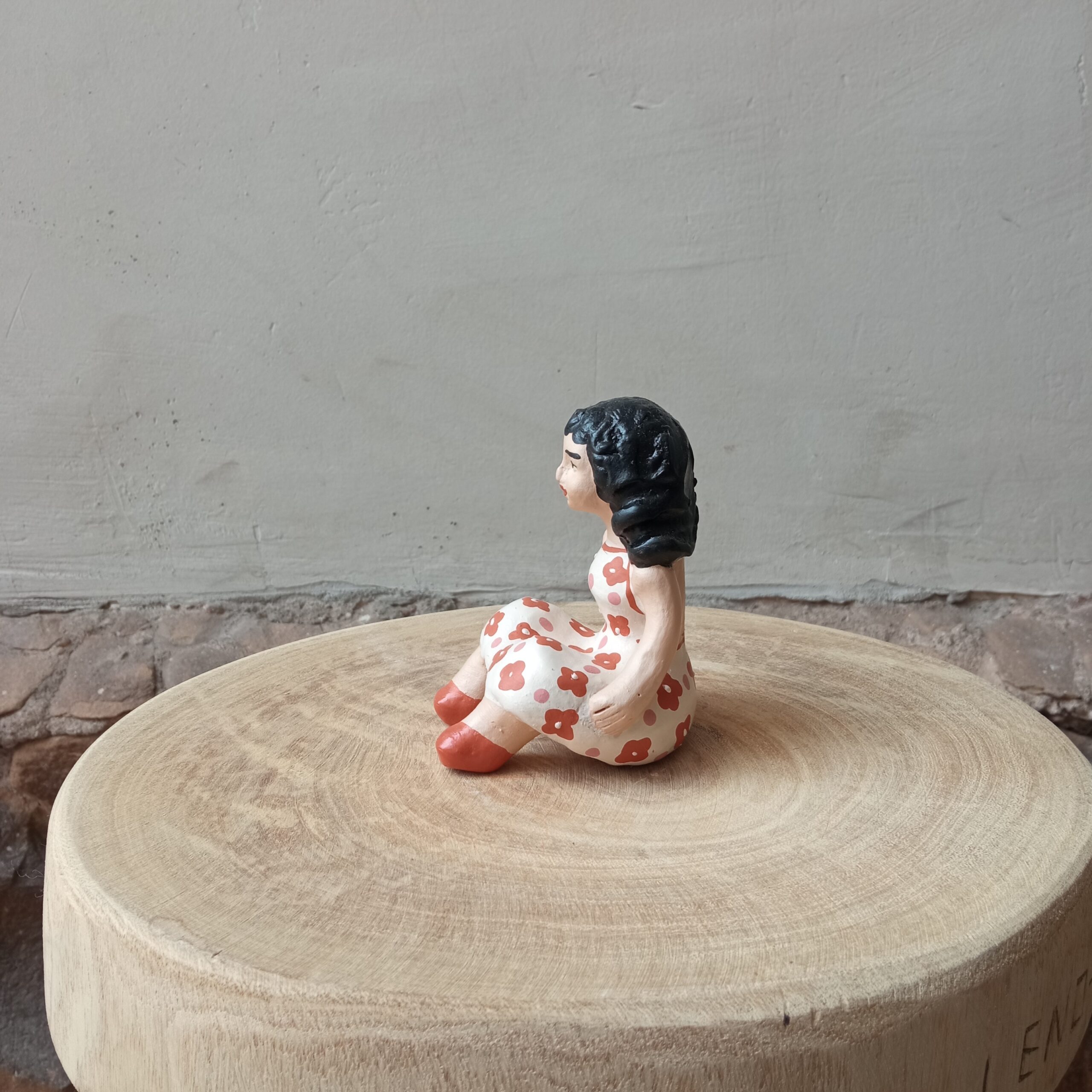 Boneca Sentada Cerâmica Coqueiro Campo - Vale do Jequitinhonha - Imagem 3