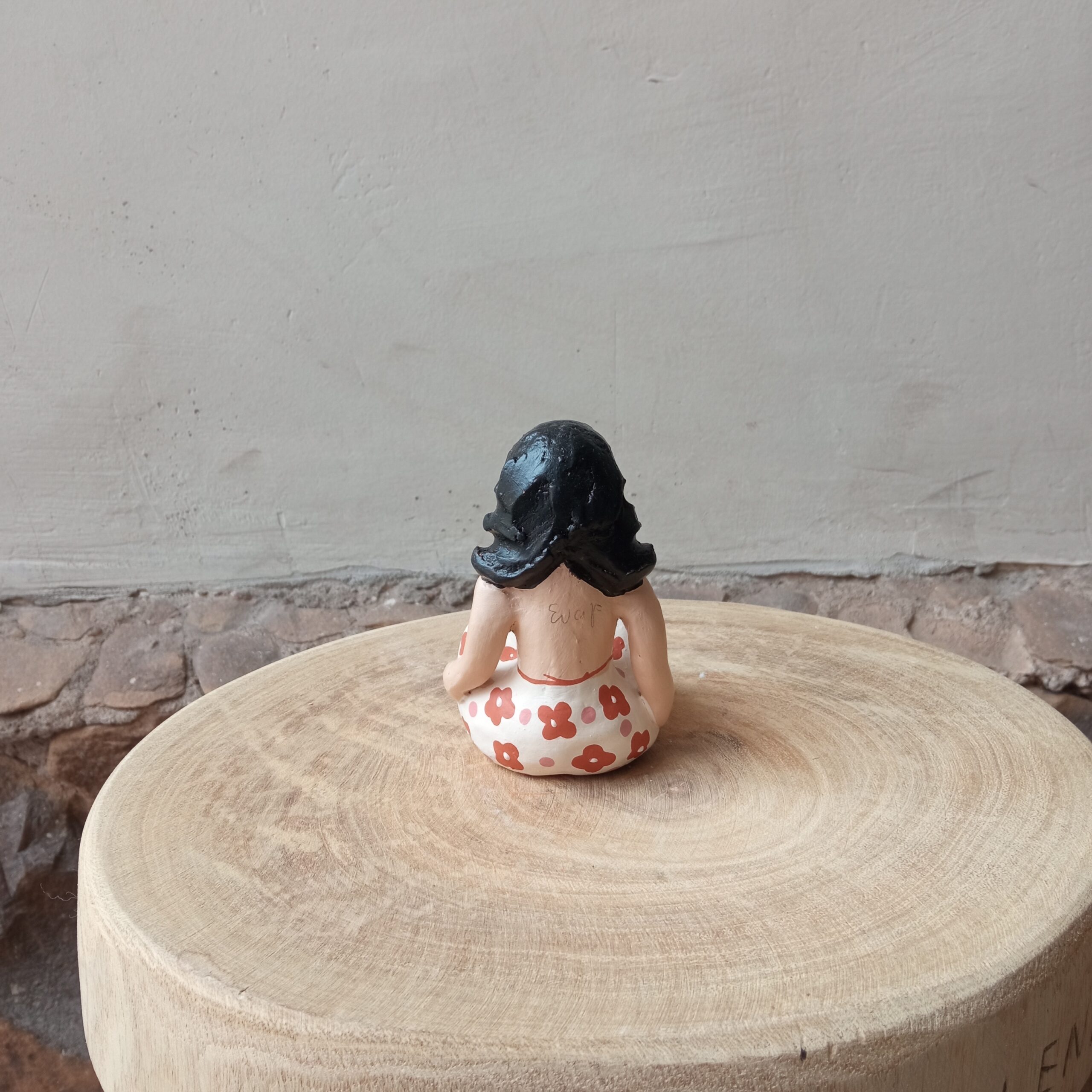 Boneca Sentada Cerâmica Coqueiro Campo - Vale do Jequitinhonha - Imagem 2
